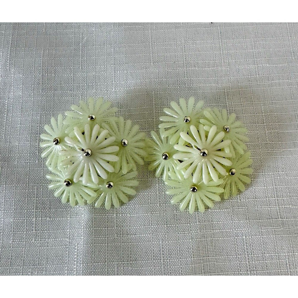 1970s Vintage Acrylic Earrings Clip-on Pale Green Daisy Shaped Flower Clusters